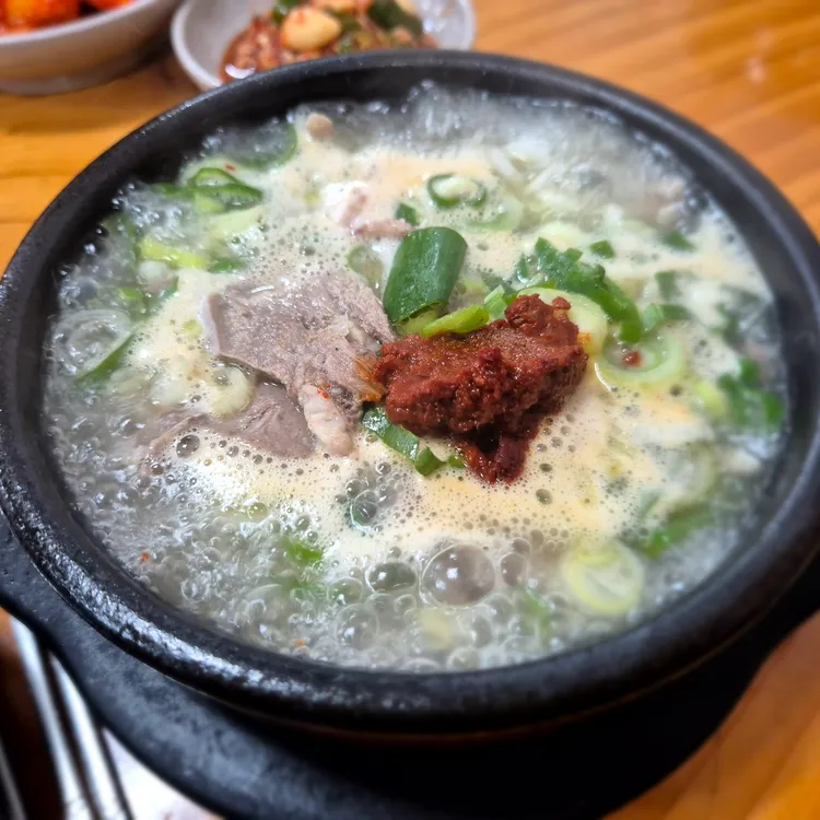 전통적인 한식 로컬 맛집에서 제공되는 따뜻한 순대국